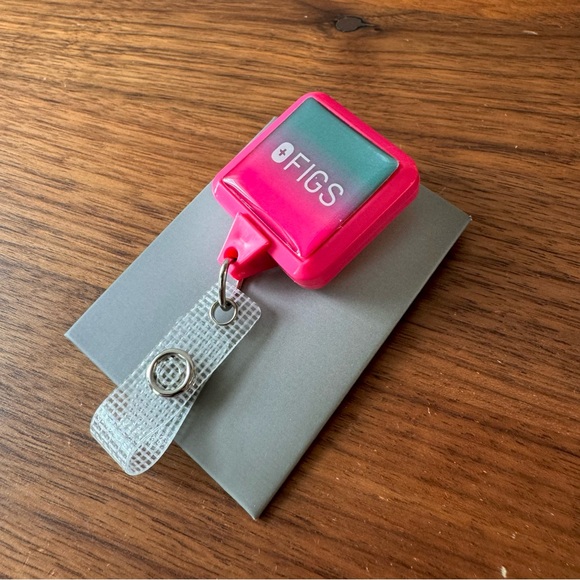 FIGS Ombré Badge Reel - Picture 2 of 3
